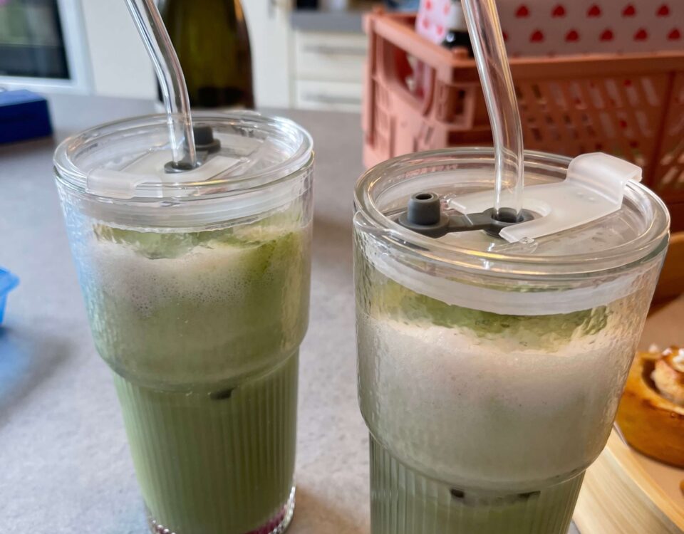 Bild von zwei zubereiteten Matchas im Glas