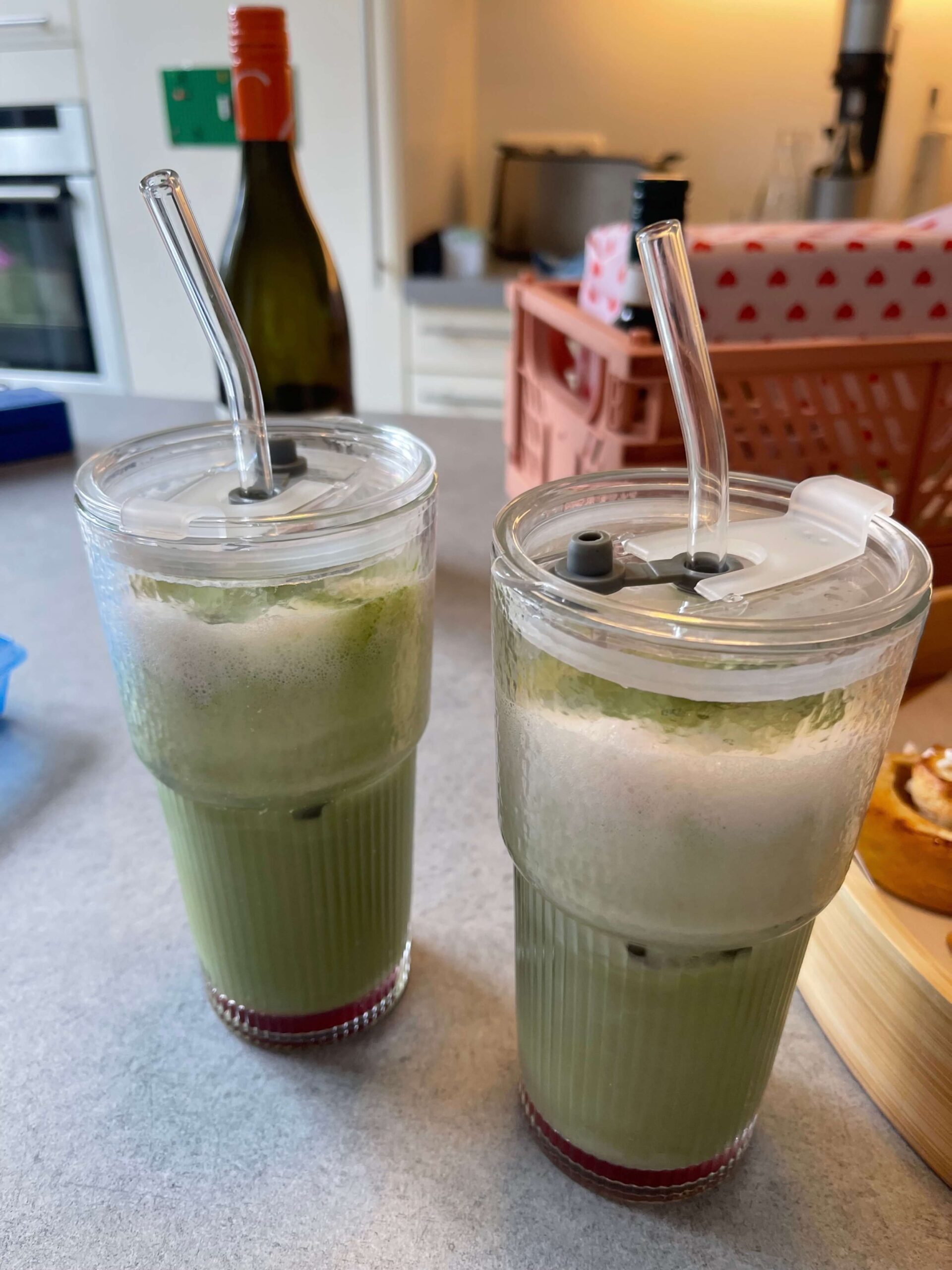 Bild von zwei zubereiteten Matchas im Glas