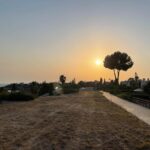 Sonnenuntergang vor einer urbanen Kulisse am Meer