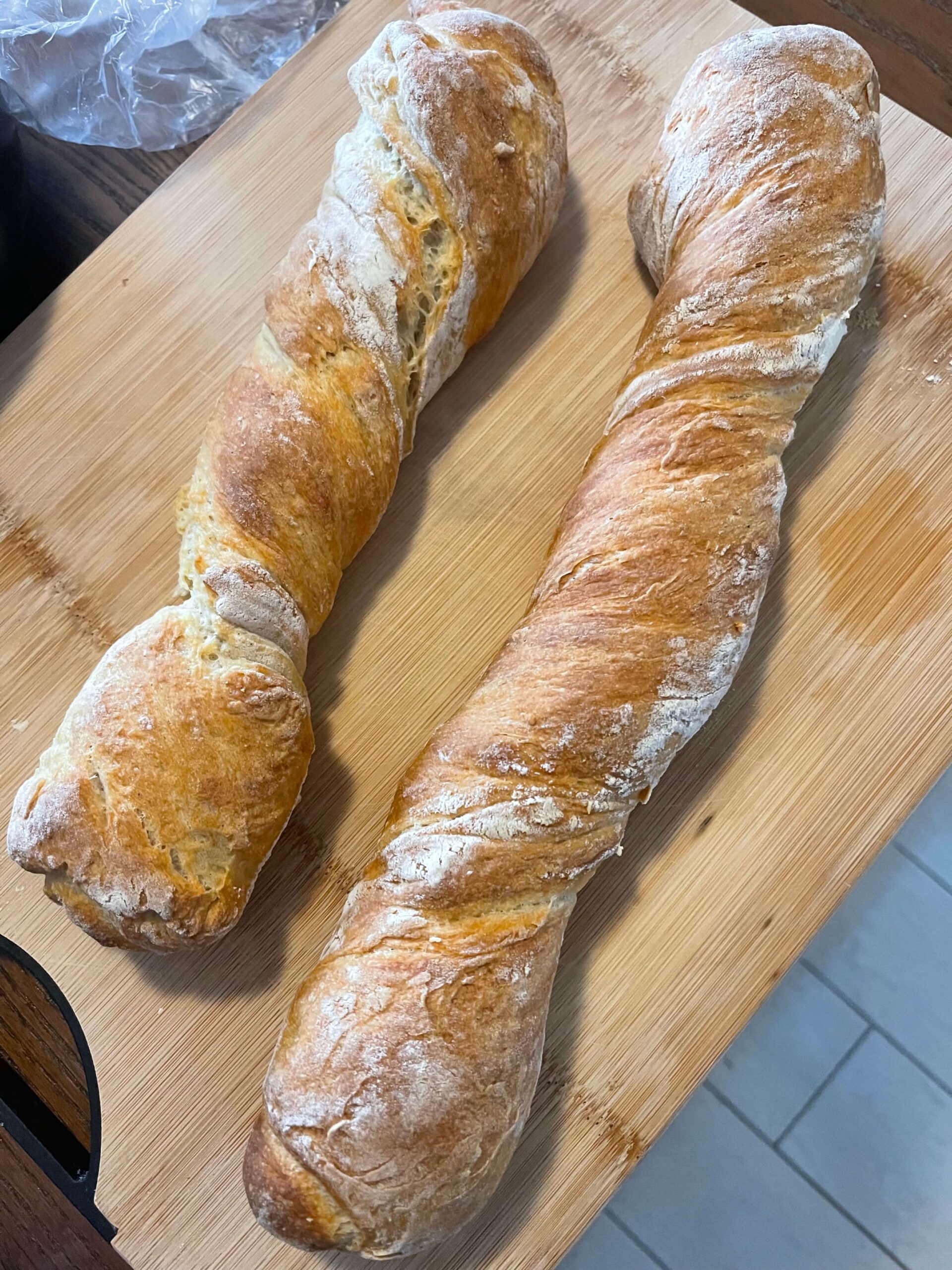 Bild von zwei Stangen Zwirbelbrot