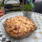 Bild eines Grießauflaufs in einer Glasschale