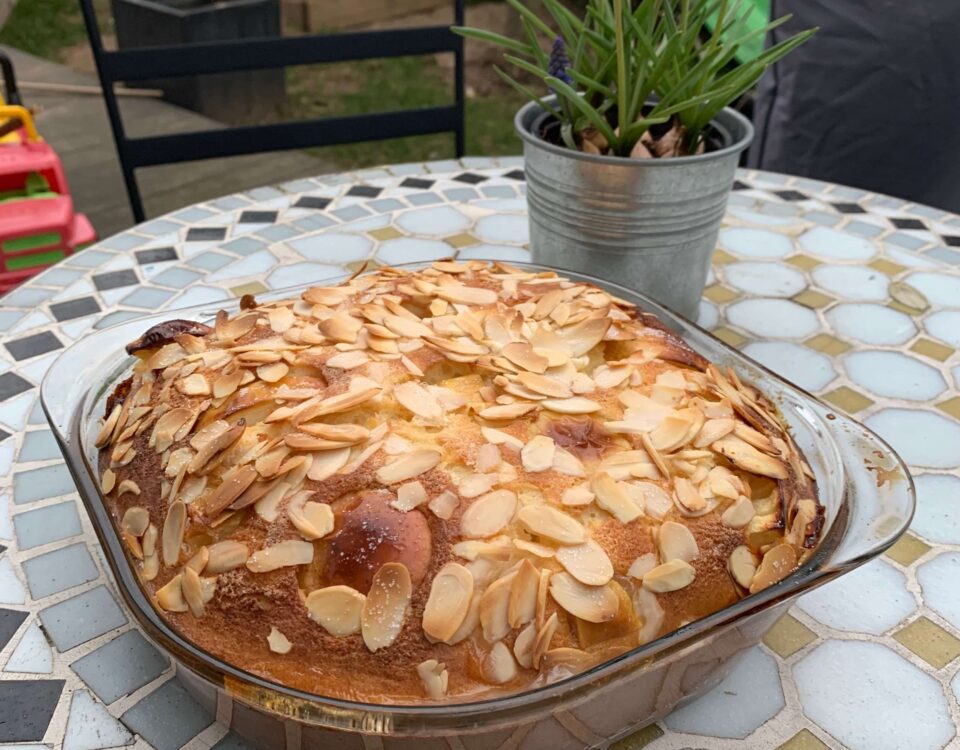 Bild eines Grießauflaufs in einer Glasschale