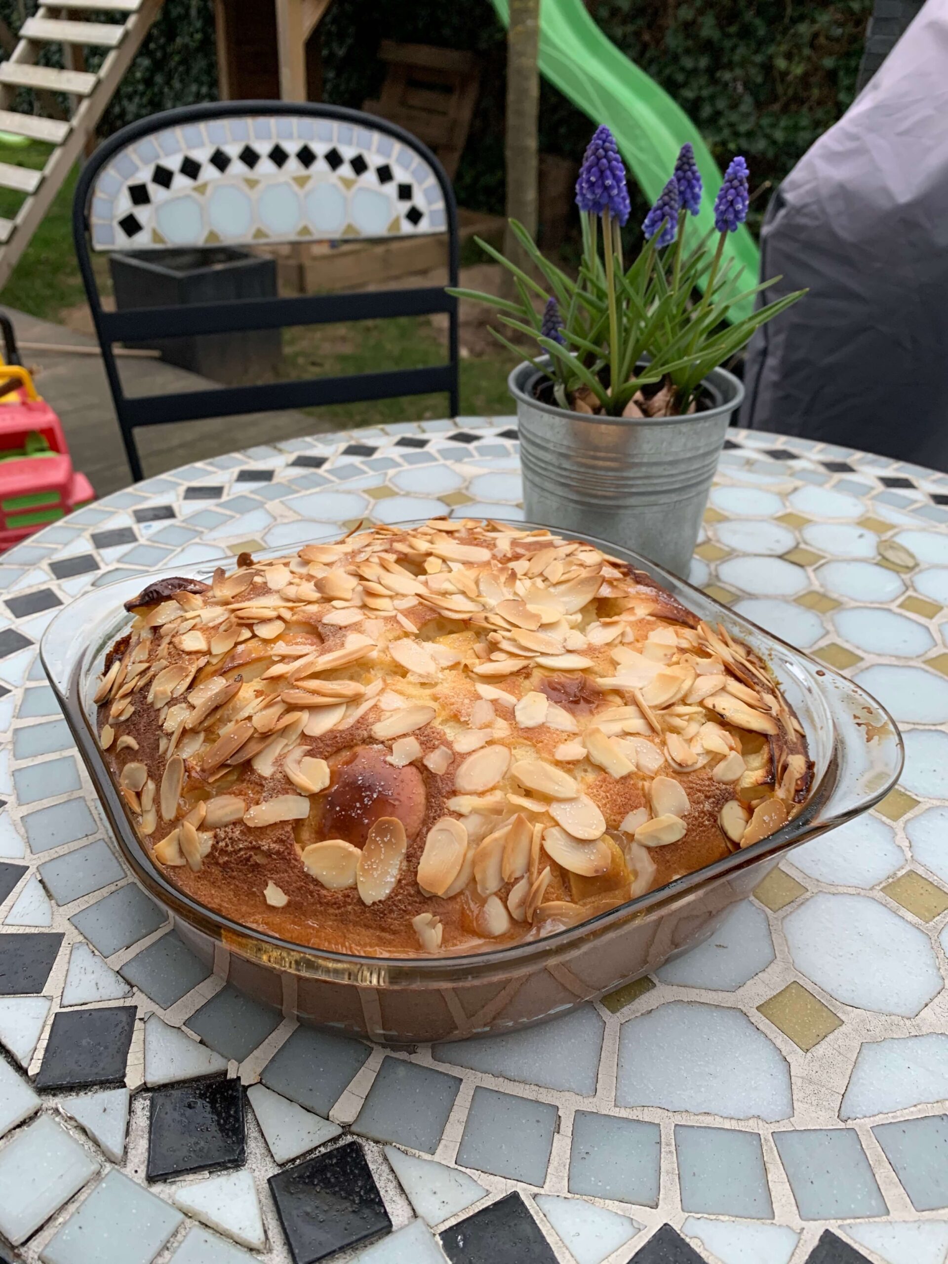 Bild eines Grießauflaufs in einer Glasschale