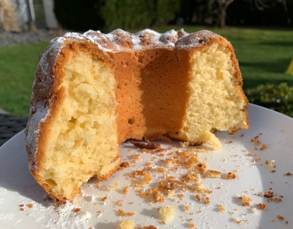 Bild eines aufgeschnittenen Zitronenkuchens