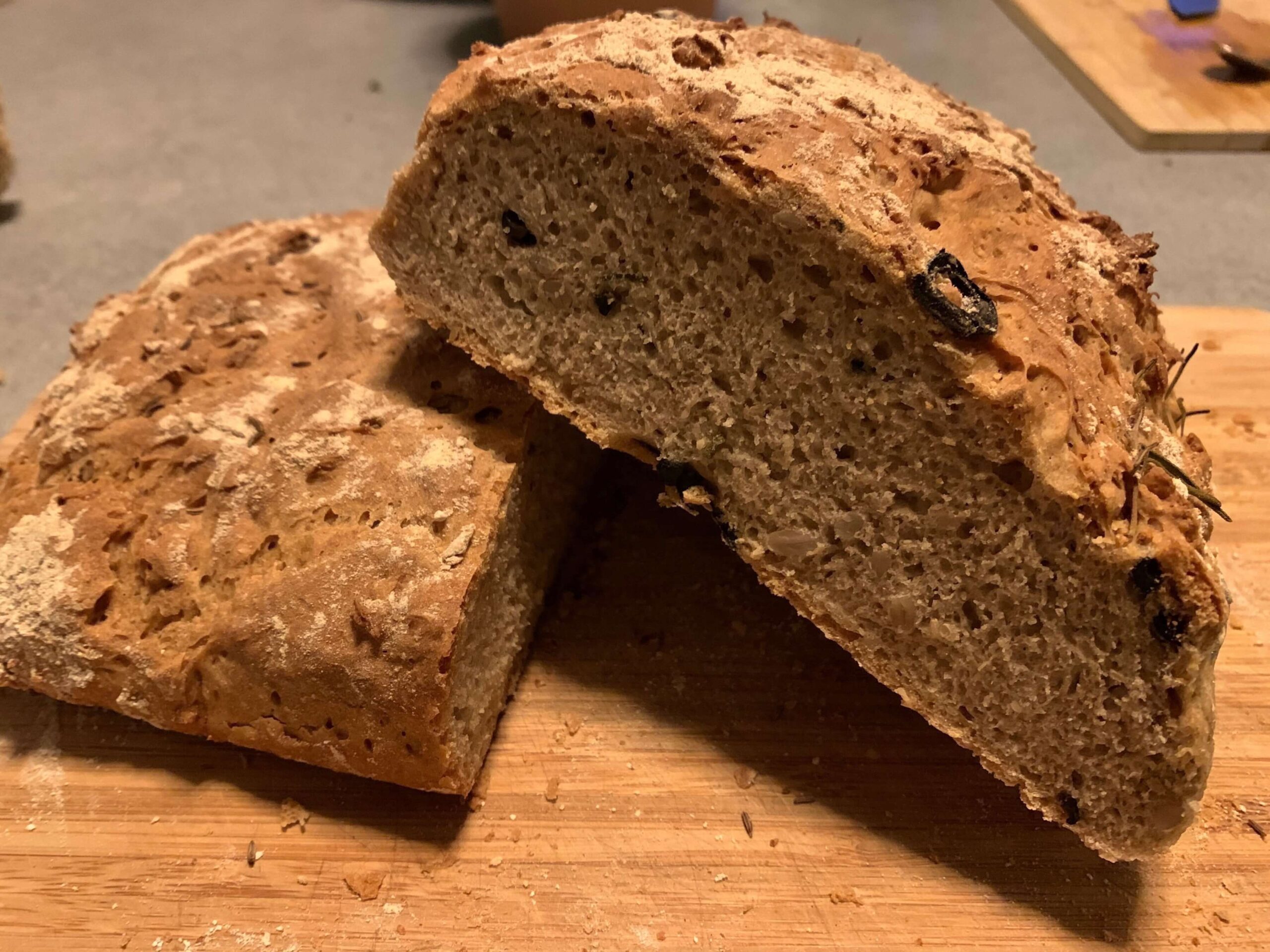 Bild von einem aufgeschnittenen Laib Brot