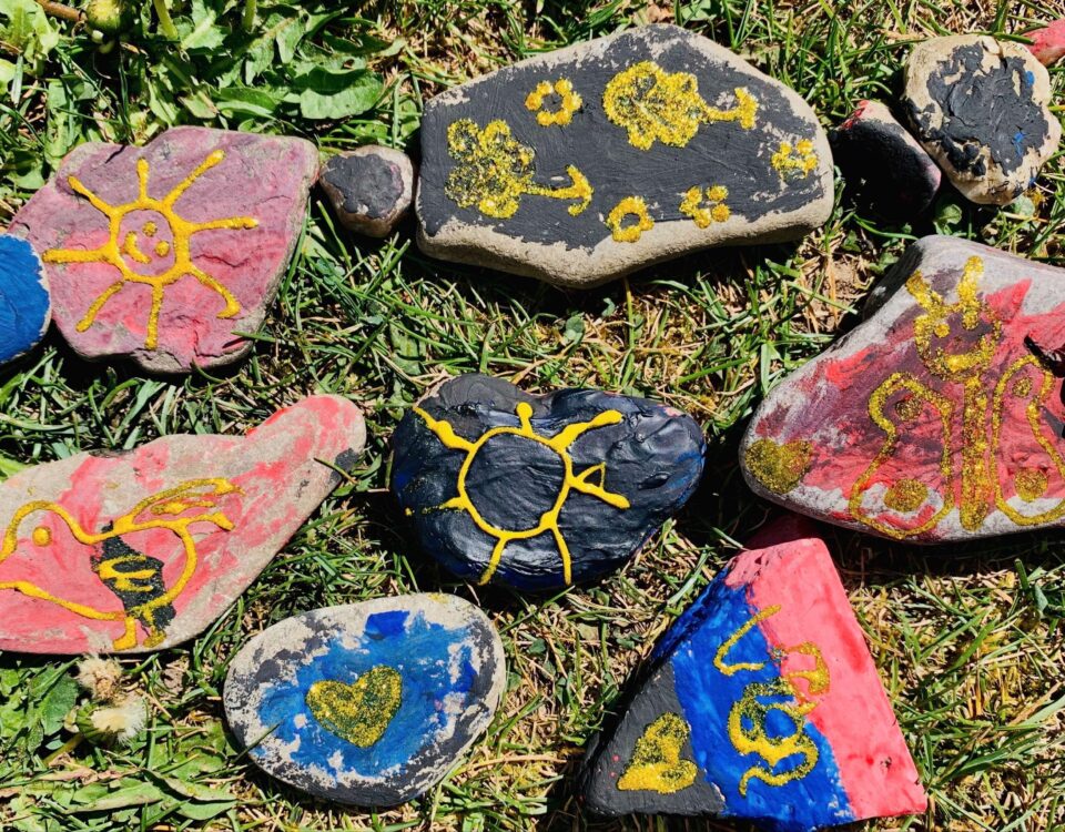 Bild von bemalten Steinen