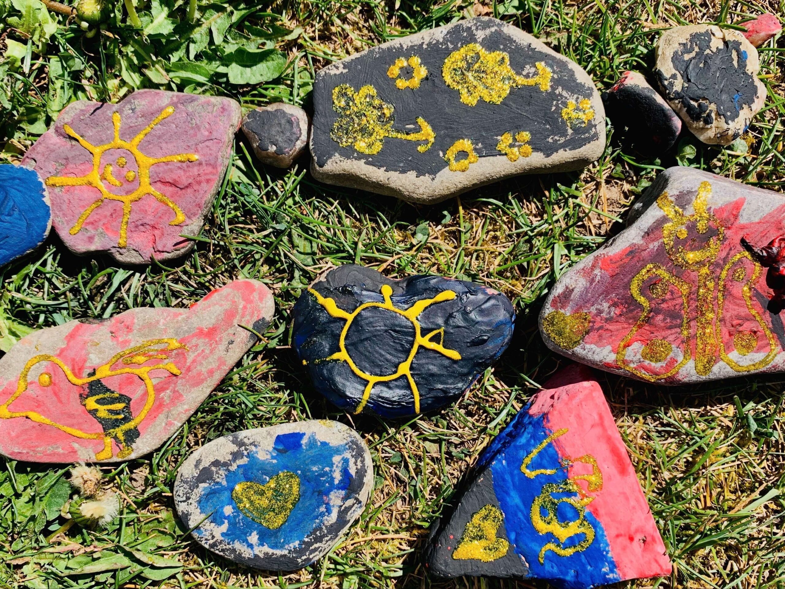 Bild von bemalten Steinen