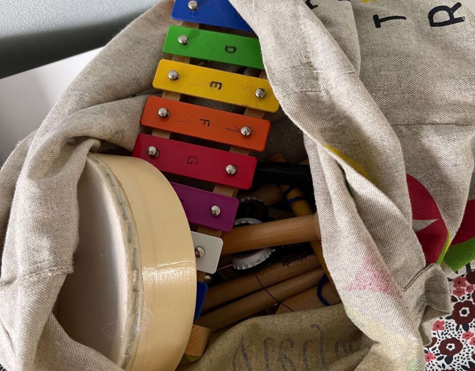 Bild von Musikinstrumenten für Kinder in einem Aufbewahrungssack