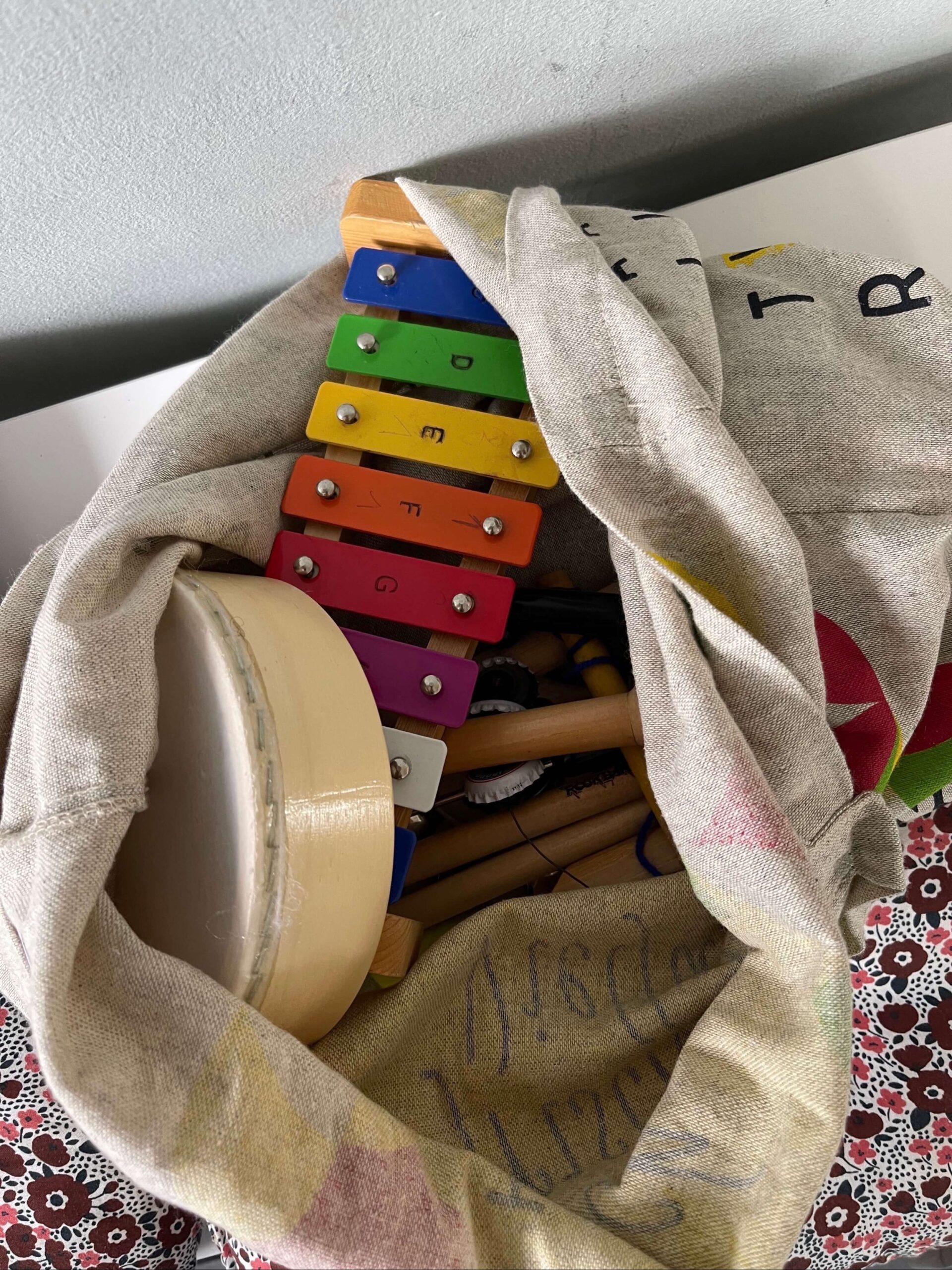 Bild von Musikinstrumenten für Kinder in einem Aufbewahrungssack