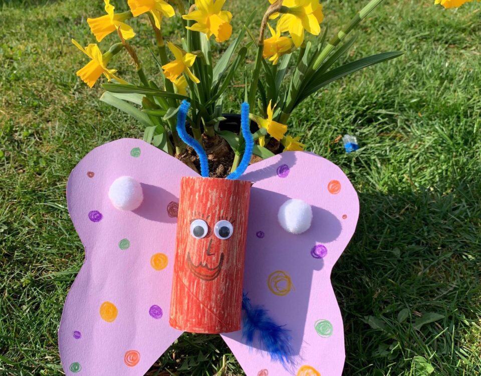 Bild eines gebastelten bunten Schmetterlings