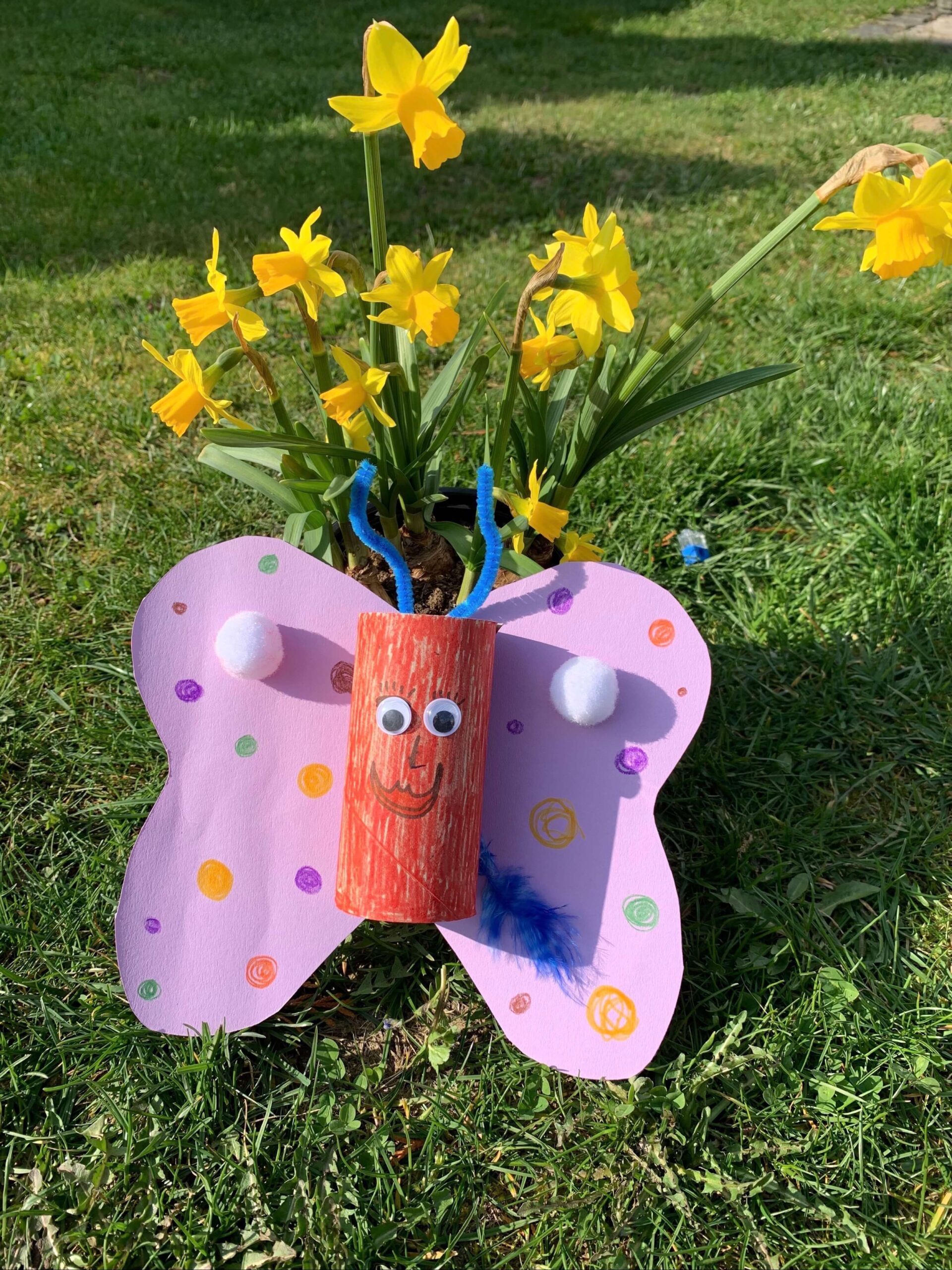 Bild eines gebastelten bunten Schmetterlings