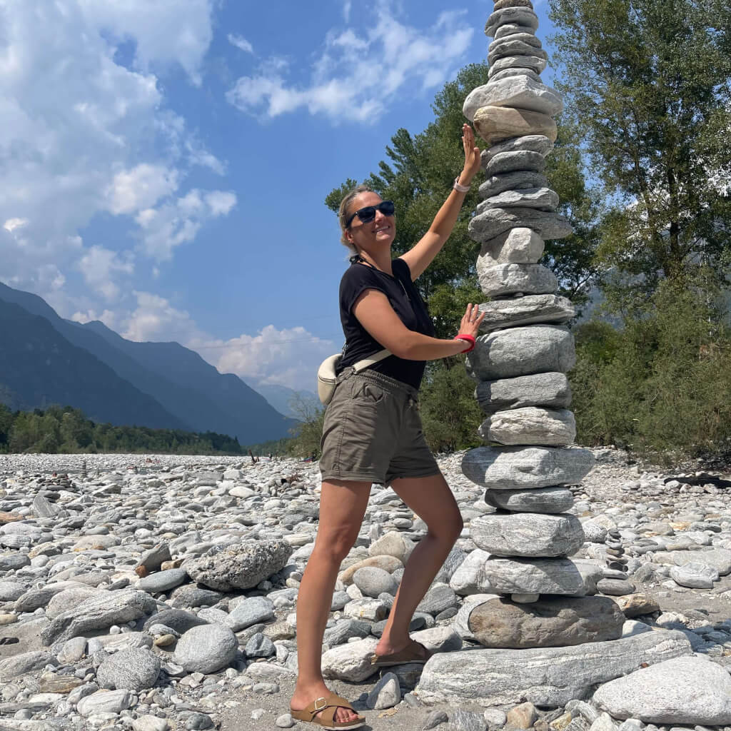 Wibke an einem Steinturm